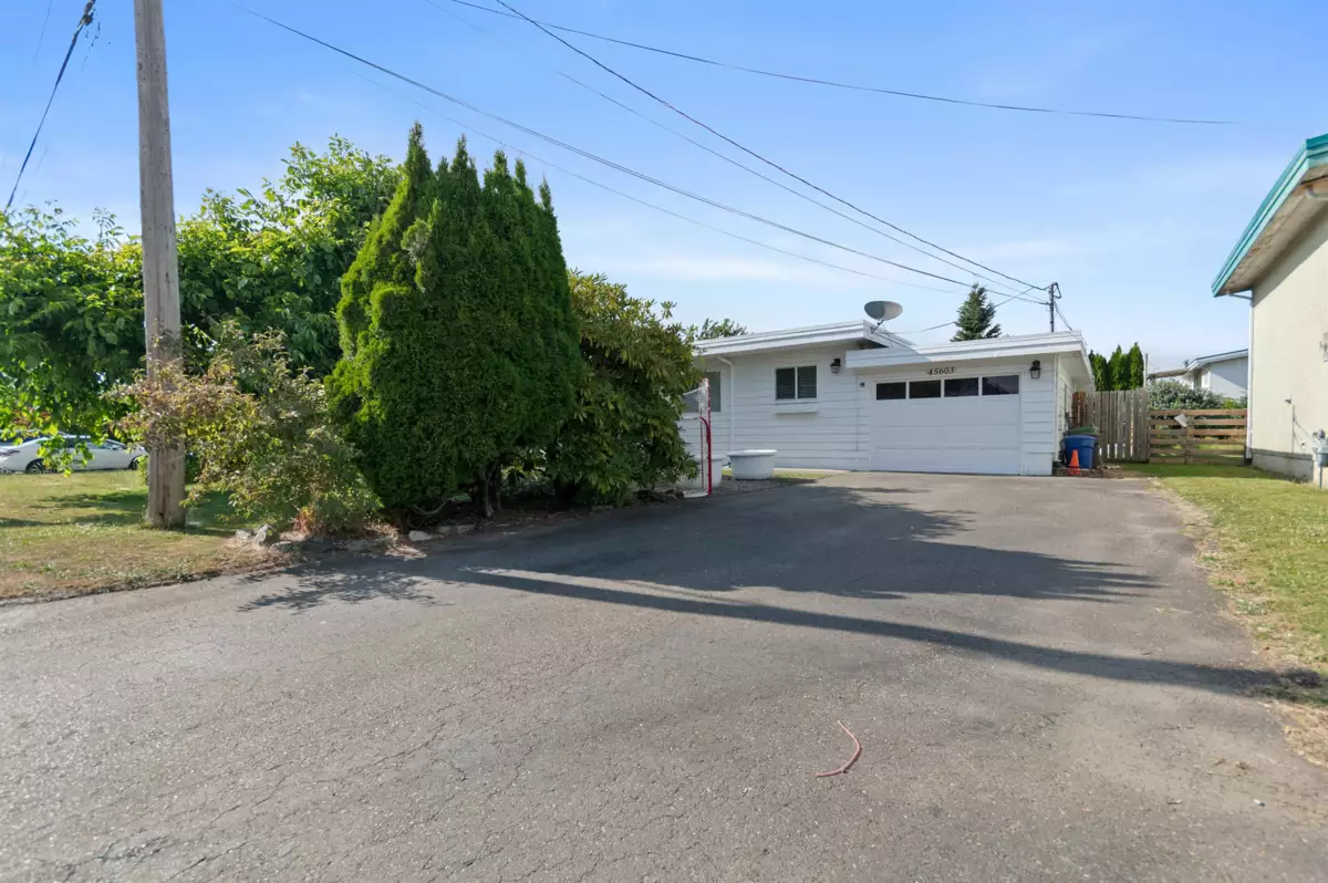 Living Room Photo of 45603 Reece Avenue, Chilliwack, BC