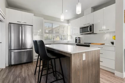 Kitchen Island Photo of 18 1938 North Parallel Road, Abbotsford, BC