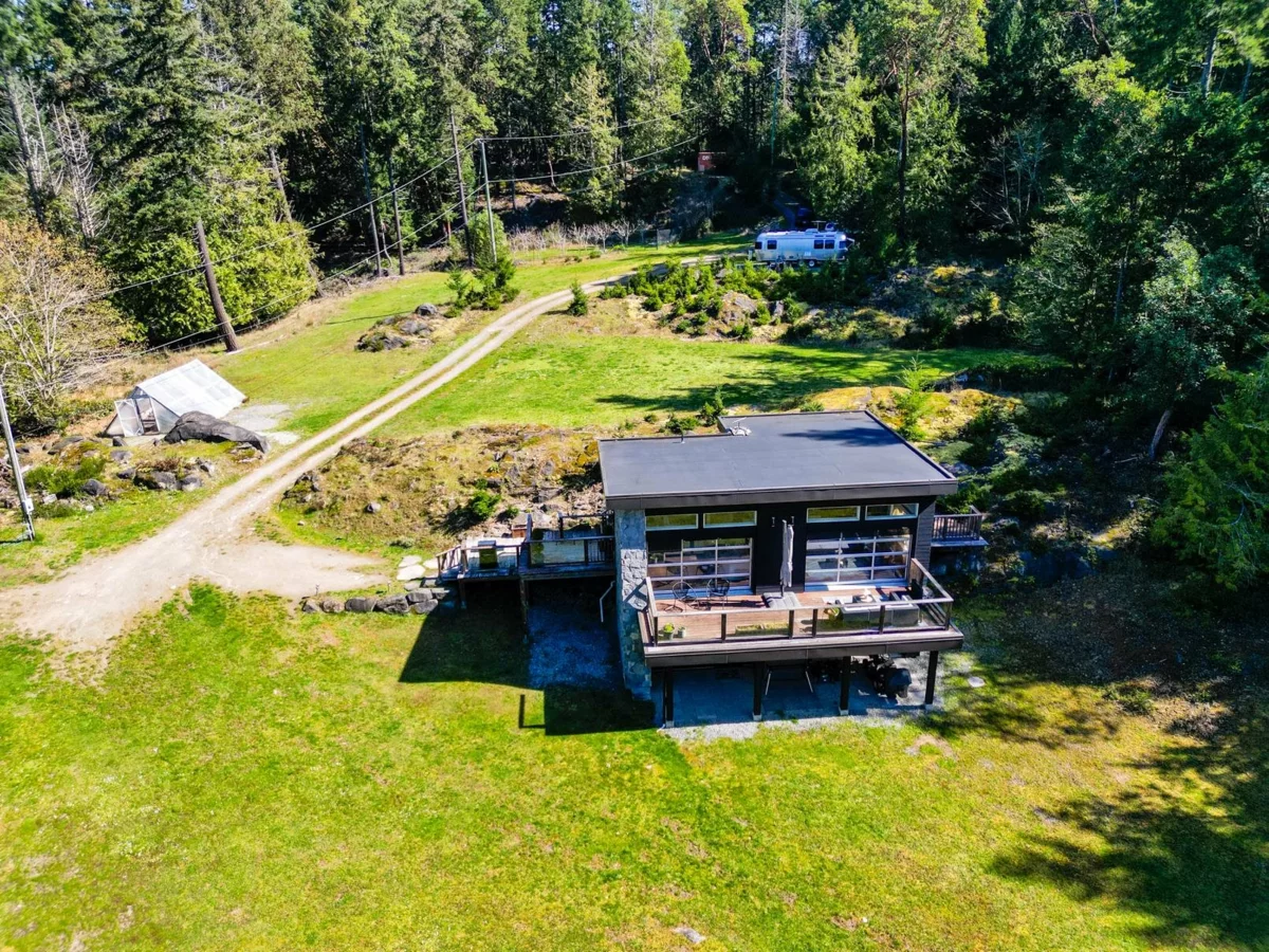 Living Room Photo of 5582 Hooson Road, Pender Island, BC