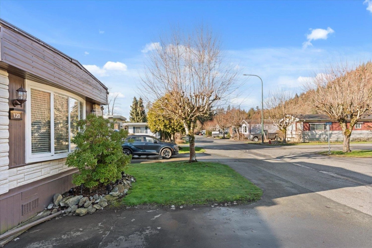 Family Room Photo of 120 46511 Chilliwack Lake Road, Sardis - Chwk River Valley, BC