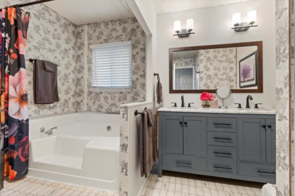 Laundry Room Photo of 120 46511 Chilliwack Lake Road, Sardis - Chwk River Valley, BC