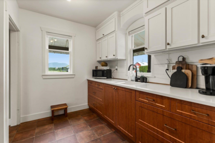 Kitchen Island Photo of 38611 Old Yale Road, Abbotsford, BC