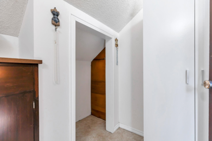 Hallway Photo of 34612 2 Street, Abbotsford, BC