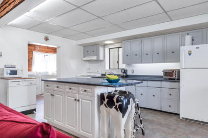 Kitchen Island Photo of 34612 2 Street, Abbotsford, BC