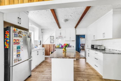 Kitchen Island Photo of 46133 Third Avenue, Chilliwack, BC
