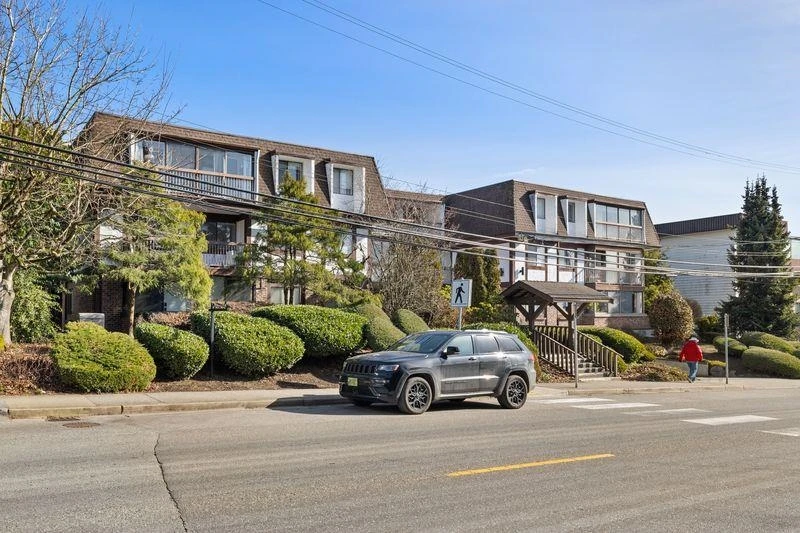 Family Room Photo of 309 1444 Martin Street, White Rock, BC