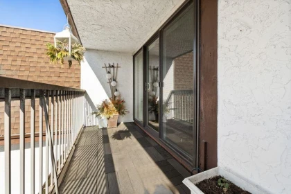 Entry Foyer Photo of 309 1444 Martin Street, White Rock, BC