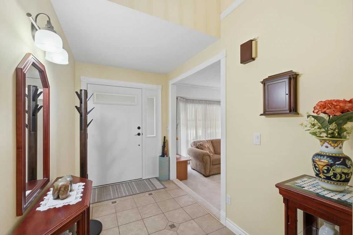 Family Room Photo of 1987 144 Street, Surrey, BC