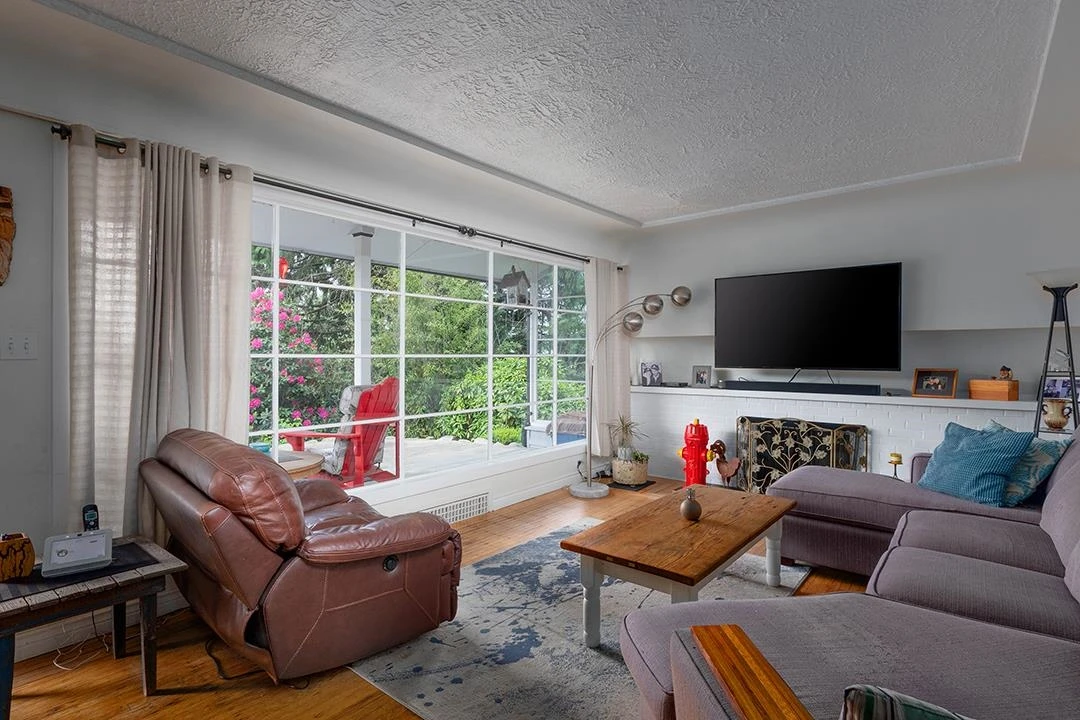 Living Room Photo of 322 E 25th Street, North Vancouver, BC
