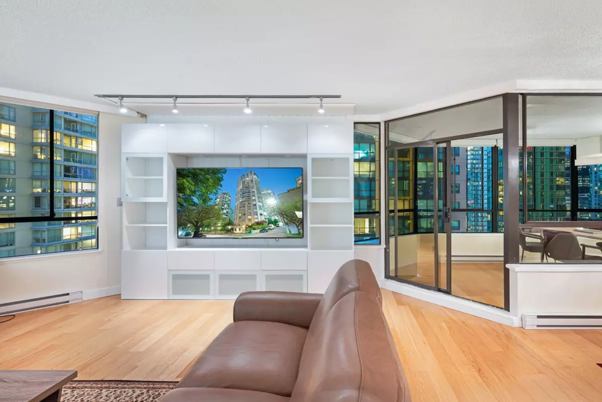 Dining Area Photo of 601 738 Broughton Street, Vancouver, BC