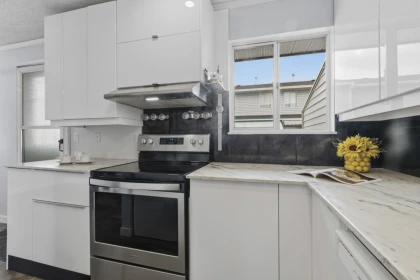 Kitchen Island Photo of 4 3384 Coast Meridian Road, Port Coquitlam, BC