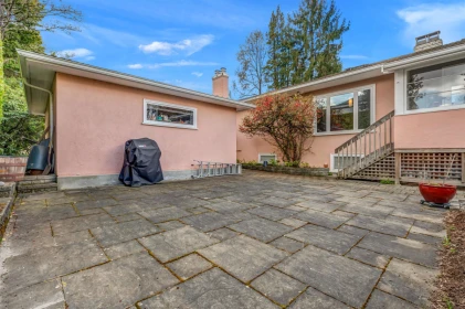 Front Yard Photo of 1549 W 33rd Avenue, Vancouver, BC