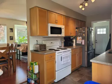 Kitchen Island Photo of 3712 Dunsmuir Way, Abbotsford, BC