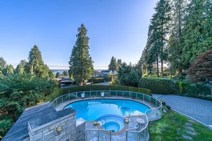 Garden / Landscaping Photo of 1361 Mathers Avenue, West Vancouver, BC