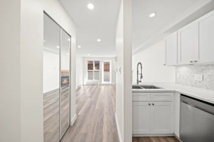 Powder Room Photo of 103 2212 Oxford Street, Vancouver, BC