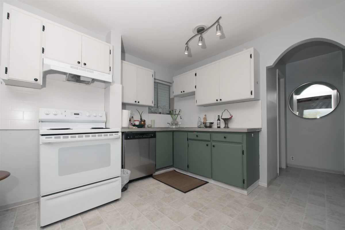 Dining Area Photo of 3439 DUNDAS STREET, Vancouver BC V5K 1R9