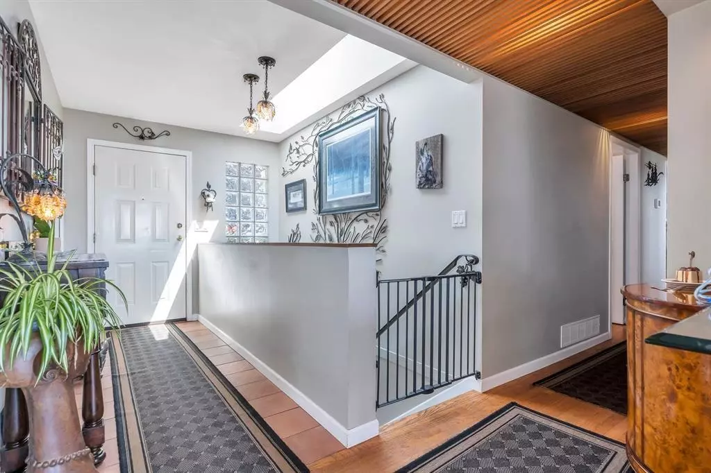 Dining Area Photo of 14810 Prospect Avenue, White Rock, BC