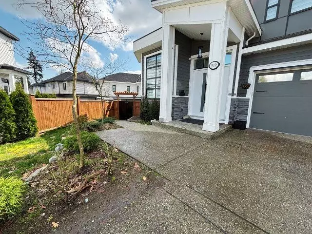 Living Room Photo of 16488 103 Avenue, Surrey, BC