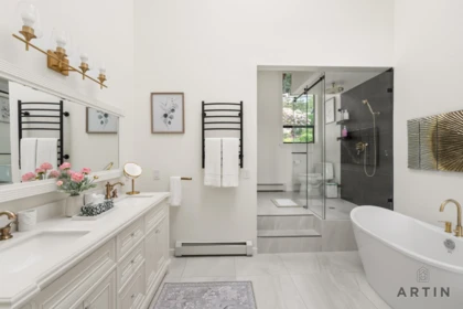 Powder Room Photo of 1521 Chartwell Drive, West Vancouver, BC