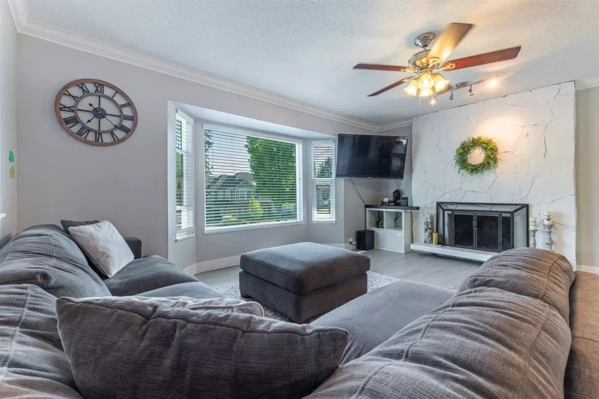 Family Room Photo of 14917 92 Avenue, Surrey, BC