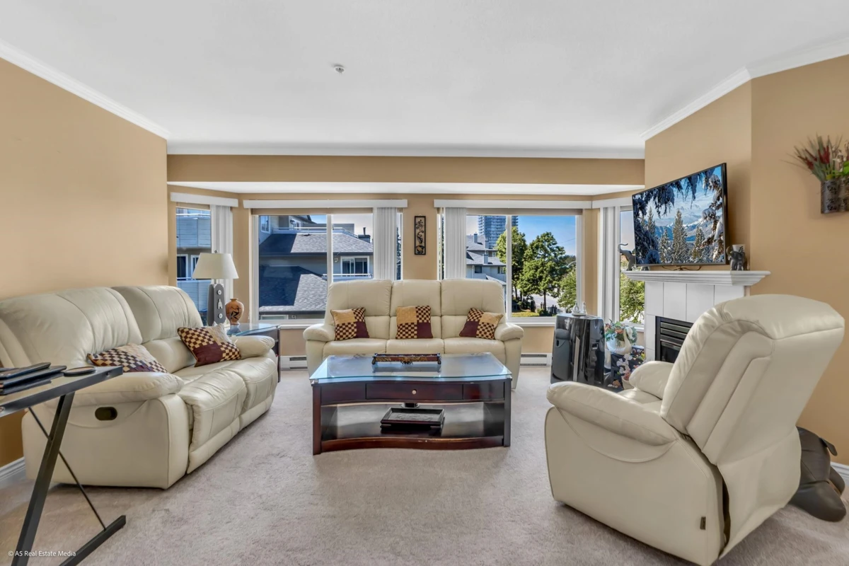 Living Room Photo of 314 12160 80 Avenue, Surrey, BC