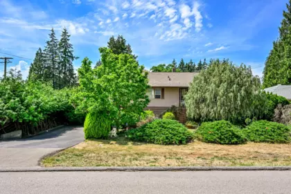 Entry Foyer Photo of 10207 127 Street, Surrey, BC