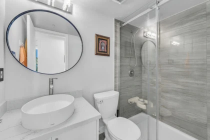Guest Bathroom Photo of 1706 1238 Melville Street, Vancouver, BC