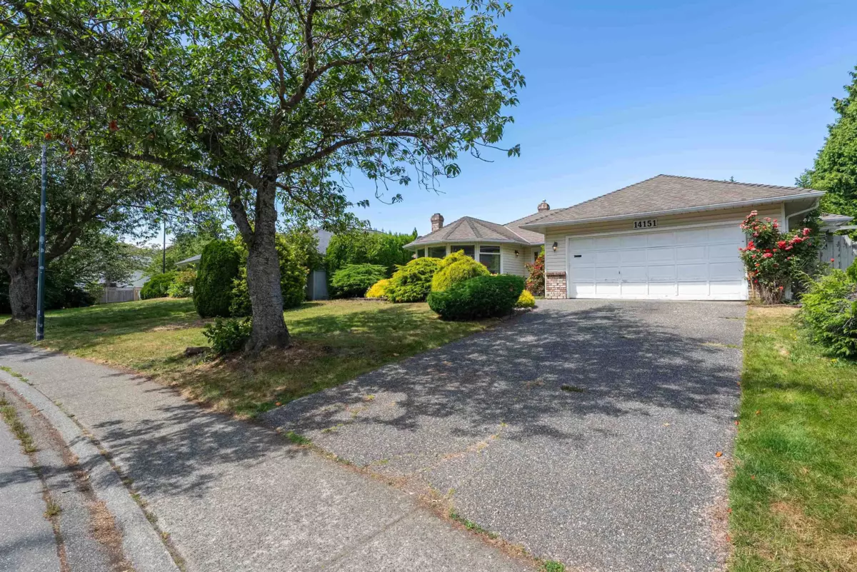 Living Room Photo of 14151 16a Avenue, Surrey, BC