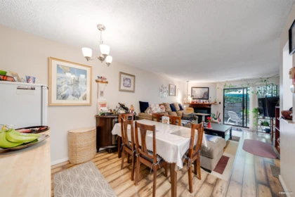 Kitchen Island Photo of 14828 Holly Park Lane, Surrey, BC