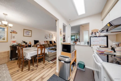 Kitchen Photo of 14828 Holly Park Lane, Surrey, BC