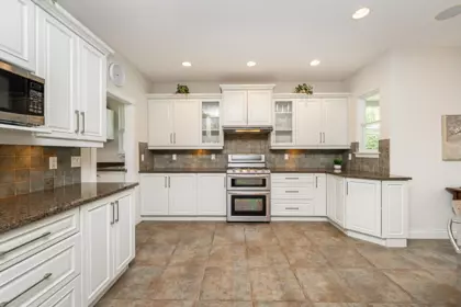 Kitchen Island Photo of 3338 157a Street, Surrey, BC