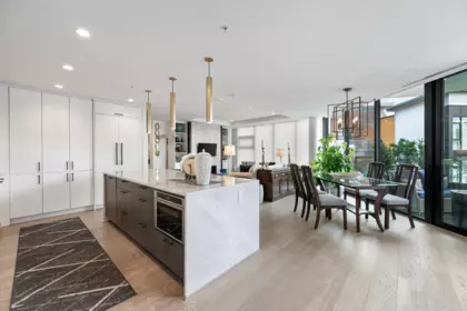 Kitchen Island Photo of 603 14825 Thrift Avenue, White Rock, BC