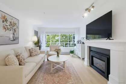 Breakfast Nook Photo of 203 15375 17 Avenue, Surrey, BC