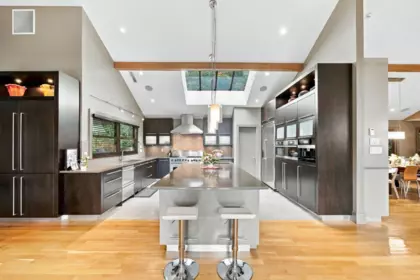 Kitchen Island Photo of 2953 Altamont Crescent, West Vancouver, BC