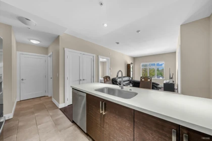 301 4710 Hastings Street, Burnaby, BC, Burnaby — Apartment/Condo for sale