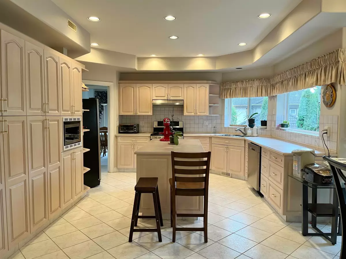 Walk-In Closet Photo of 3022 Plateau Boulevard, Coquitlam, BC