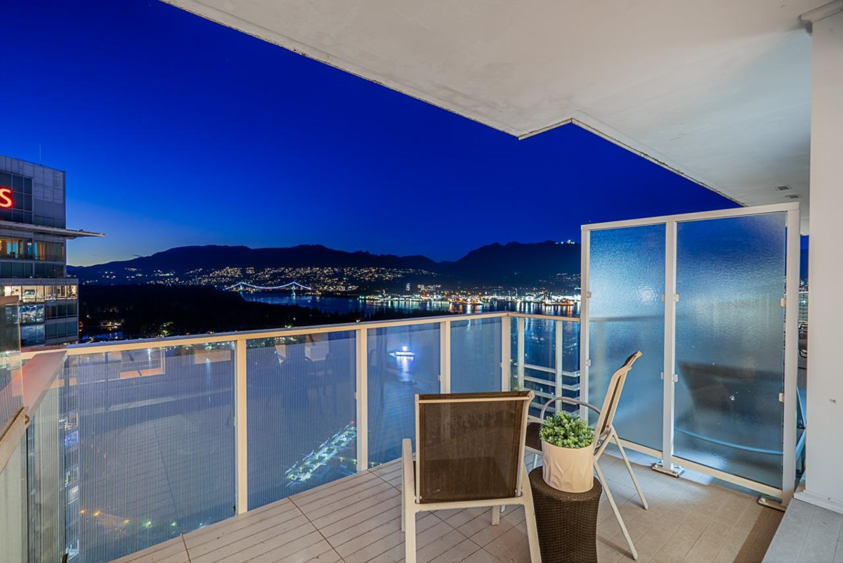 Kitchen Island Photo of 4602 1011 W Cordova Street, Vancouver, BC