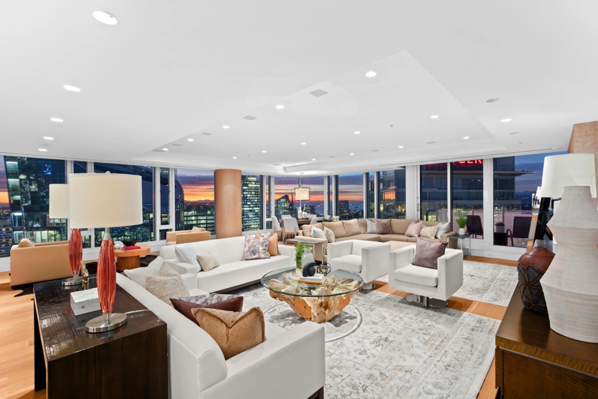 Walk-In Closet Photo of 4602 1011 W Cordova Street, Vancouver, BC