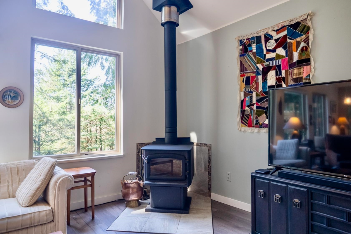 Breakfast Nook Photo of 2609 Dory Way, Pender Island, BC