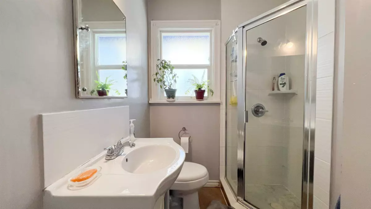 Primary Bathroom Photo of 3088 Discovery Street, Vancouver, BC