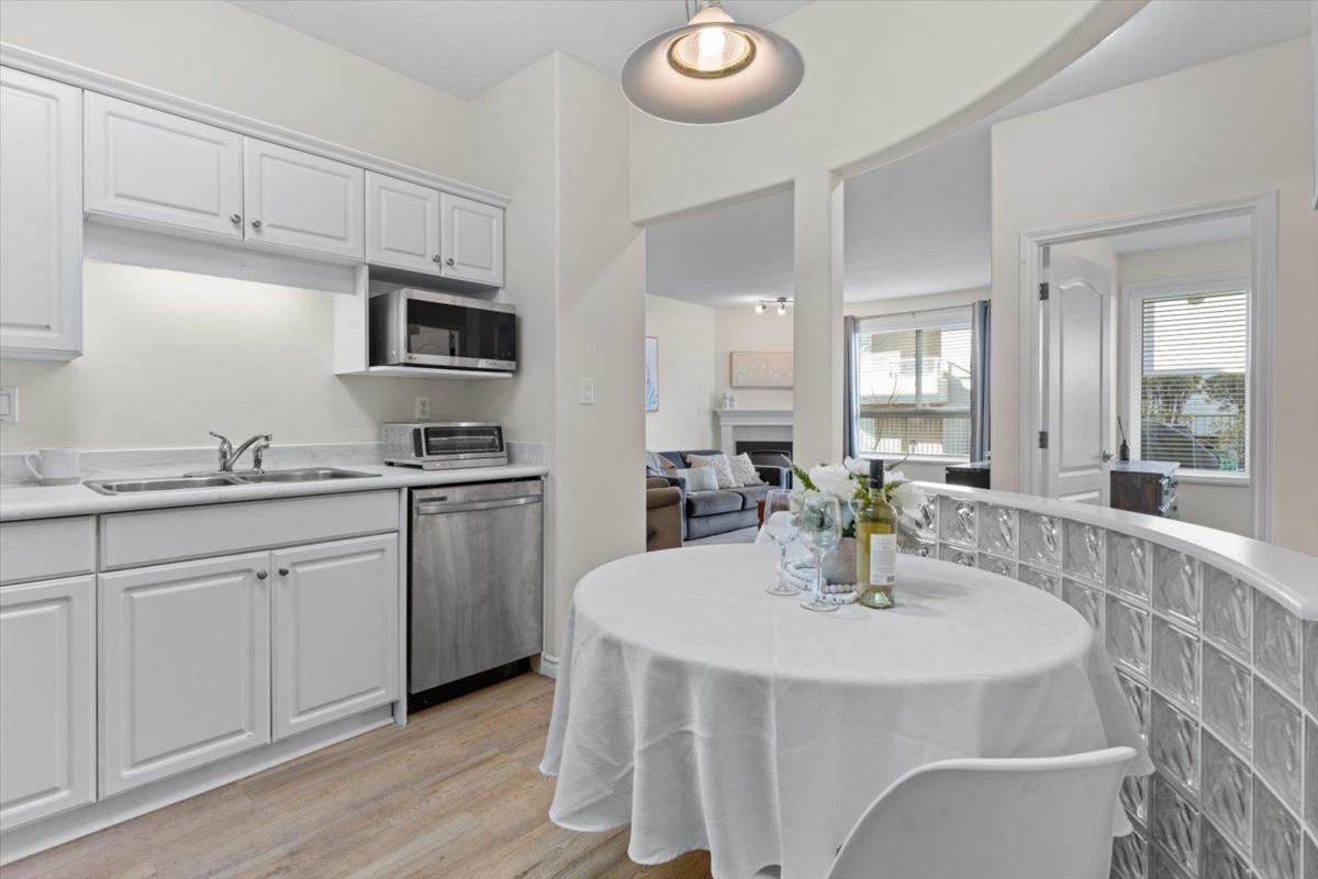 Breakfast Nook Photo of 105 45775 Spadina Avenue, Chilliwack, BC