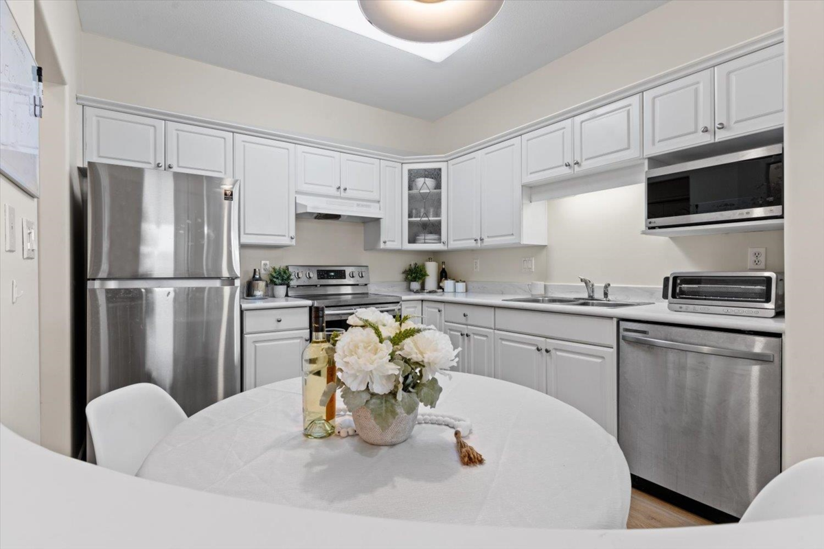 Primary Bathroom Photo of 105 45775 Spadina Avenue, Chilliwack, BC