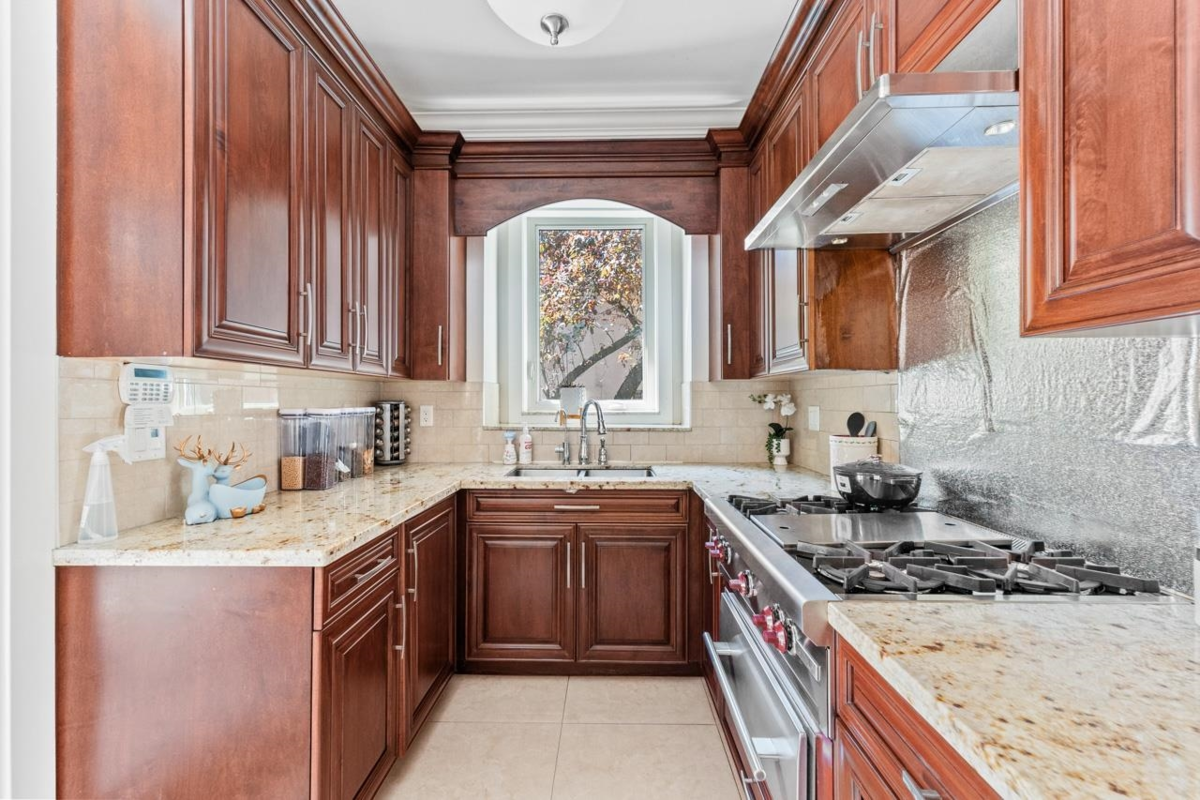 Primary Bathroom Photo of 1030 W 33rd Avenue, Vancouver, BC