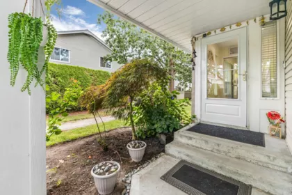 Kitchen Island Photo of 17 6478 121 Street, Surrey, BC