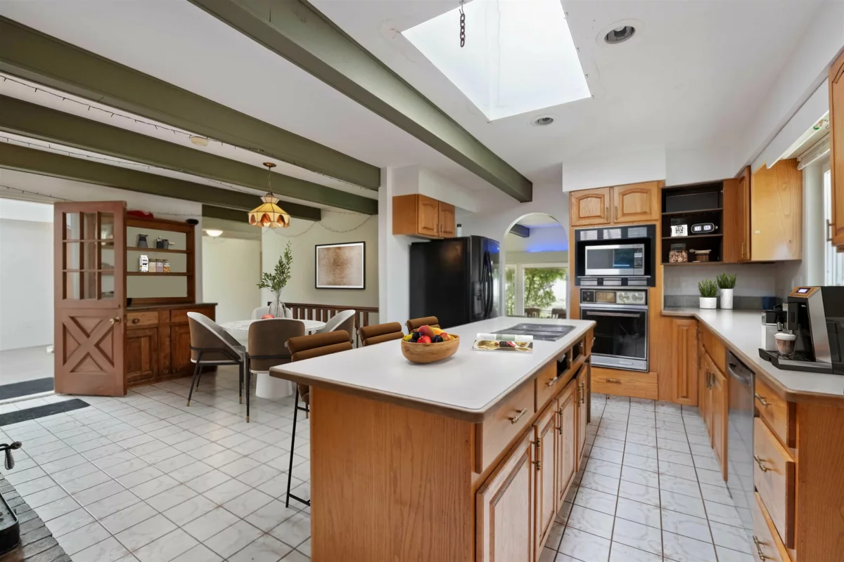 Entry Foyer Photo of 14310 Sunset Drive, White Rock, BC