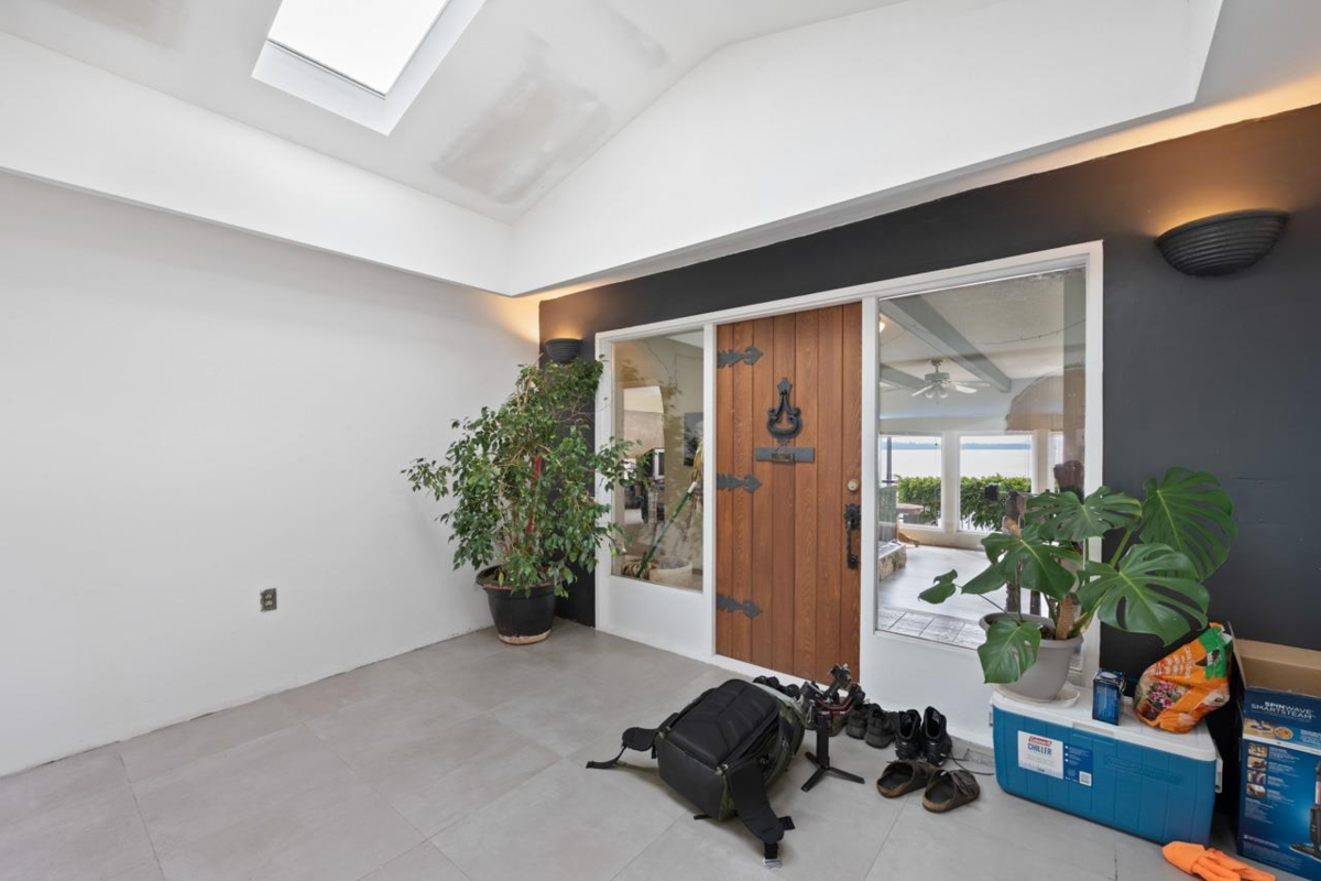 Powder Room Photo of 14310 Sunset Drive, White Rock, BC