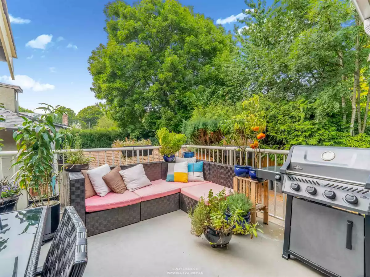 Aerial View of 4 2535 W 6th Avenue, Vancouver, BC