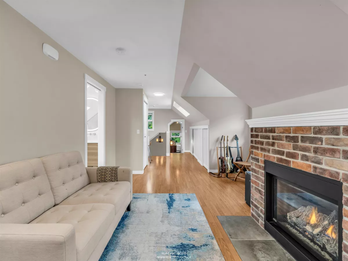 Basement Recreation Room Photo of 4 2535 W 6th Avenue, Vancouver, BC