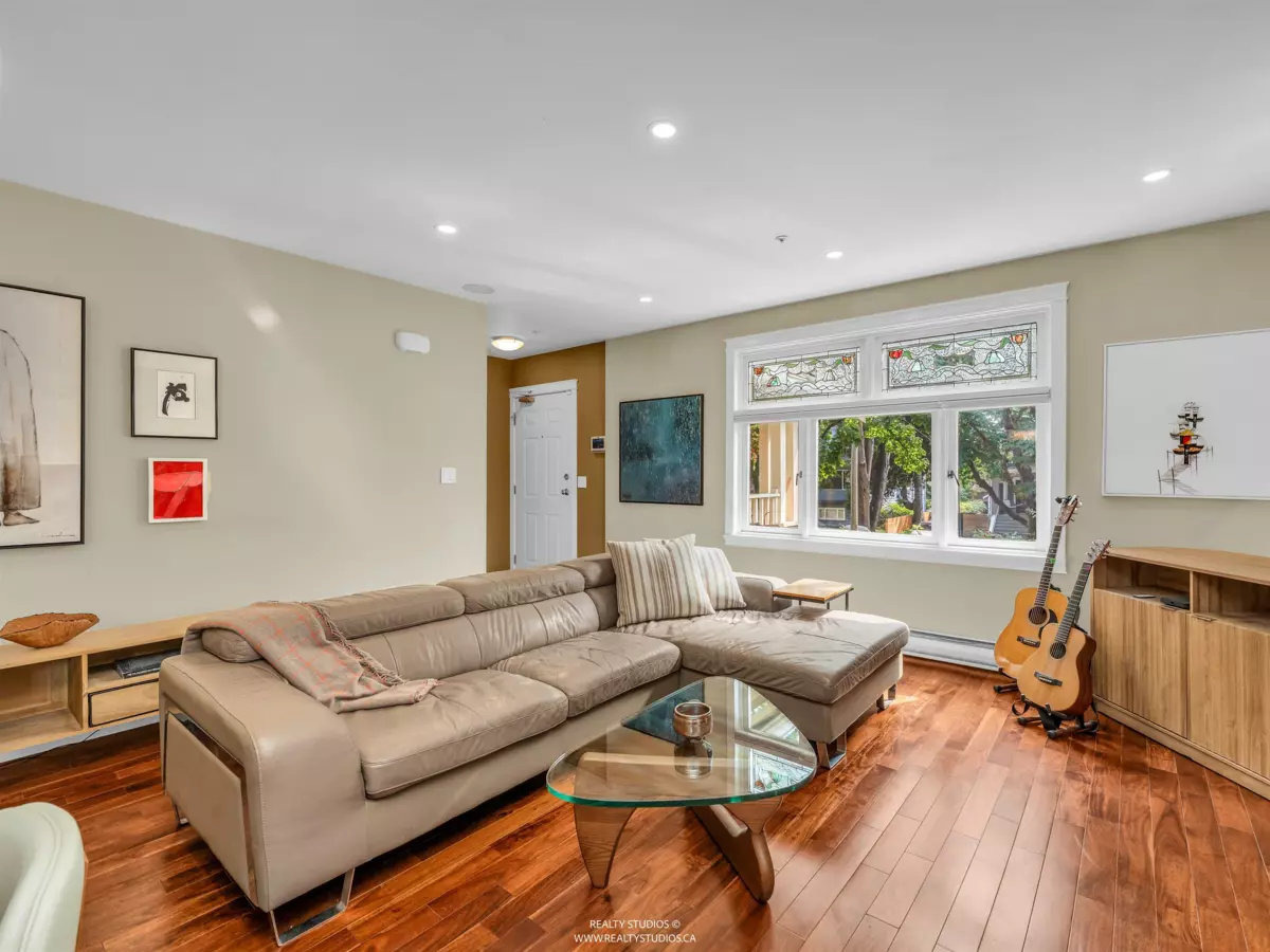 Dining Area Photo of 4 2535 W 6th Avenue, Vancouver, BC