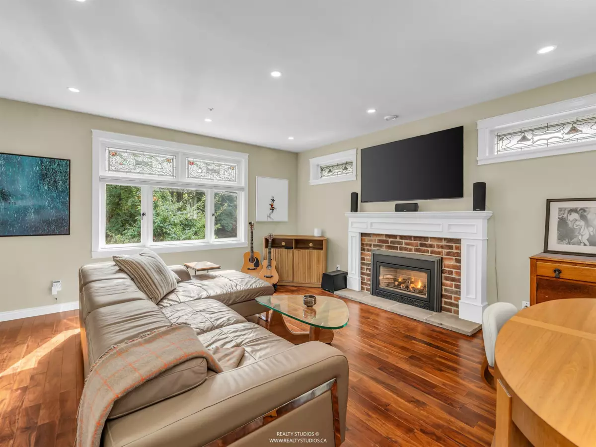 Family Room Photo of 4 2535 W 6th Avenue, Vancouver, BC